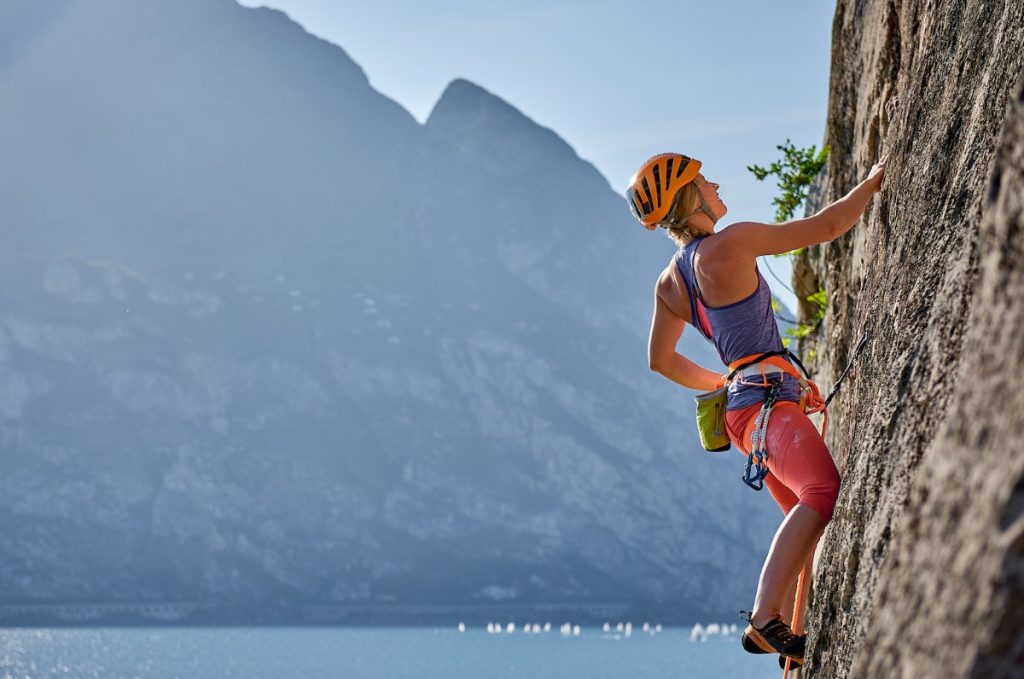Arrampicata con vista sul Lago di Como. Foto milanoadventure.it