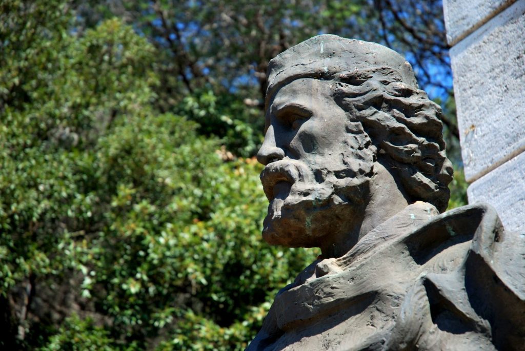 Cala Martina, statua di Garibaldi, foto Stefano Ardito