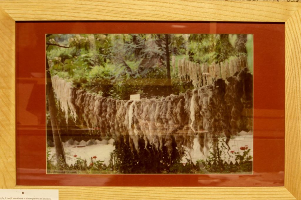 Capelli stesi al sole, in una foto del Museo della Valle Maira