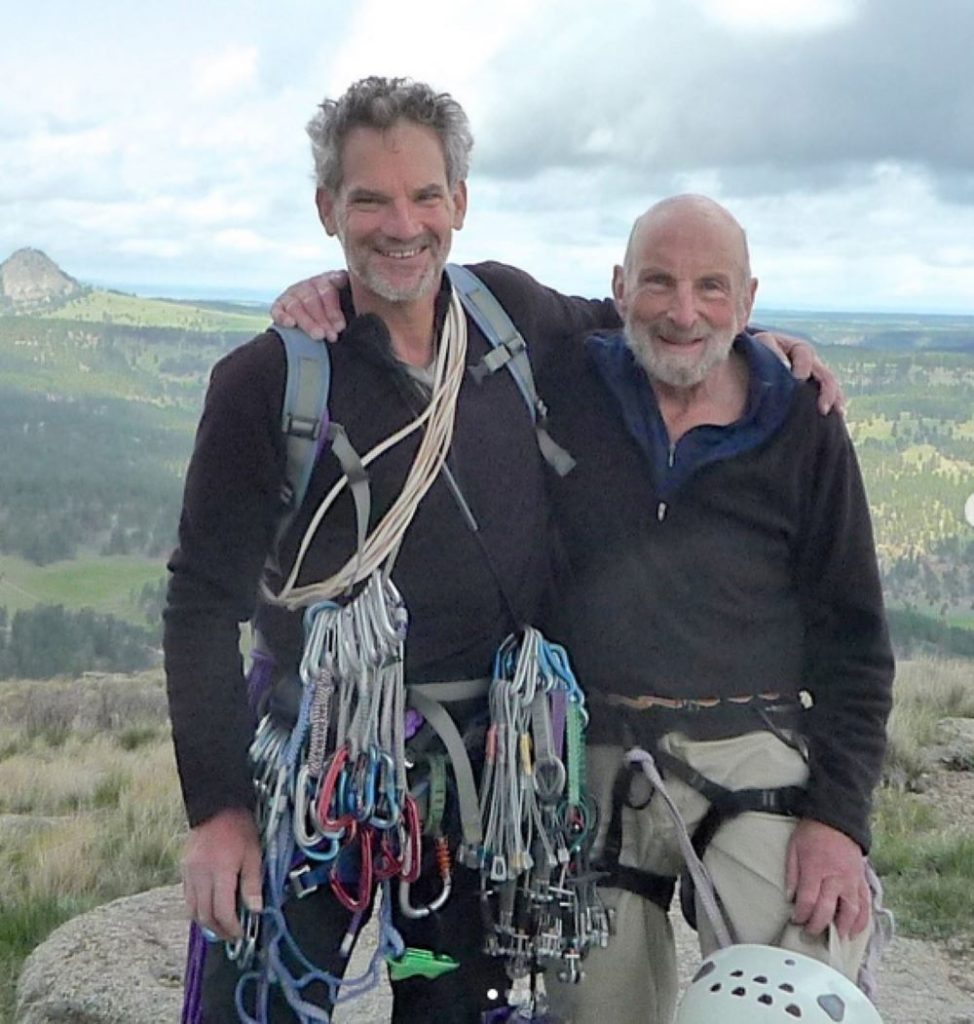Con Jon Krakauer nel 2010 a 79 anni , sull vetta della Devils Tower @ IG krakauernotwriting
