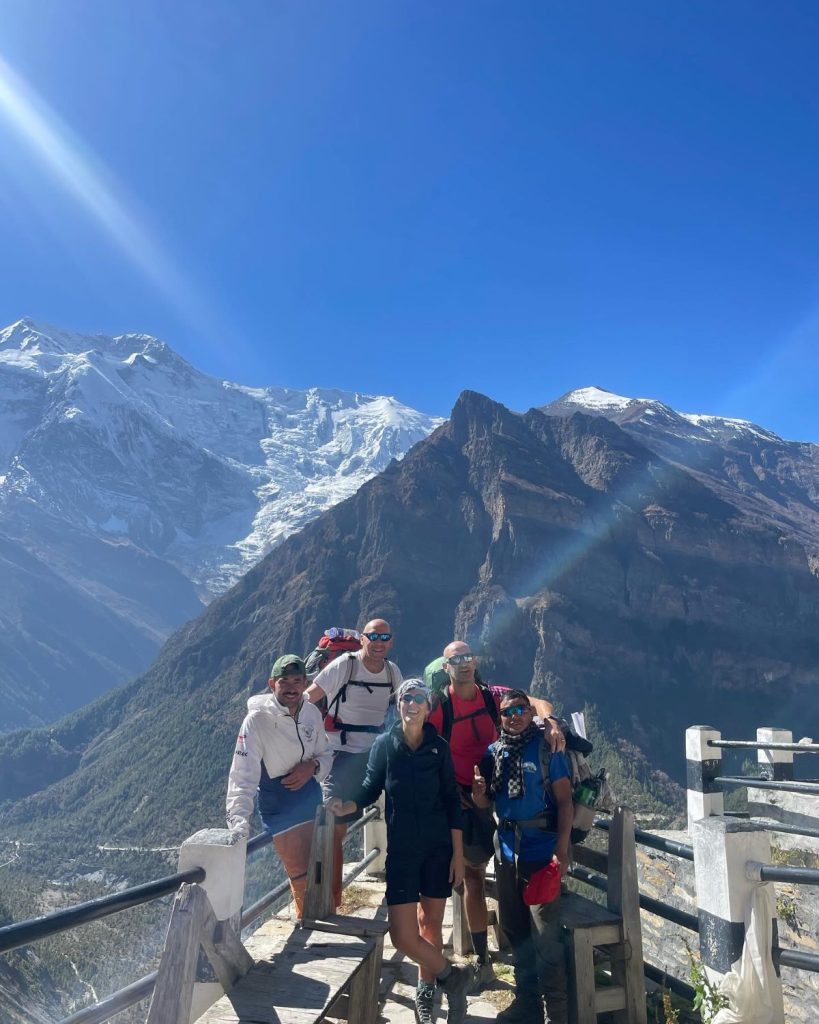 Con alcuni clienti lungo l