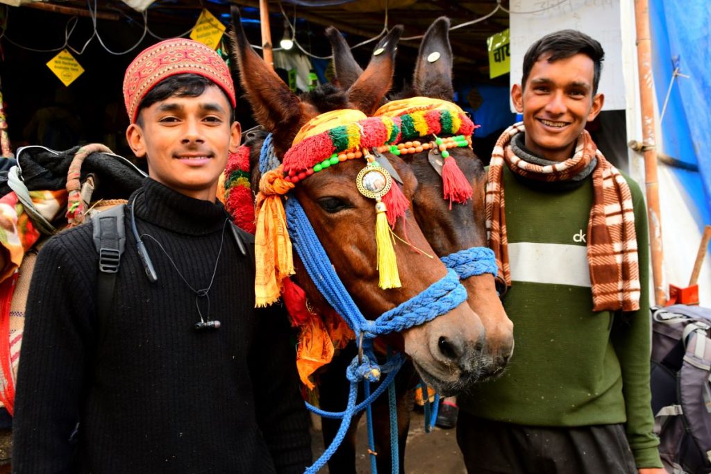 Due mulattieri sulla via per Kedarnath, foto Stefano Ardito