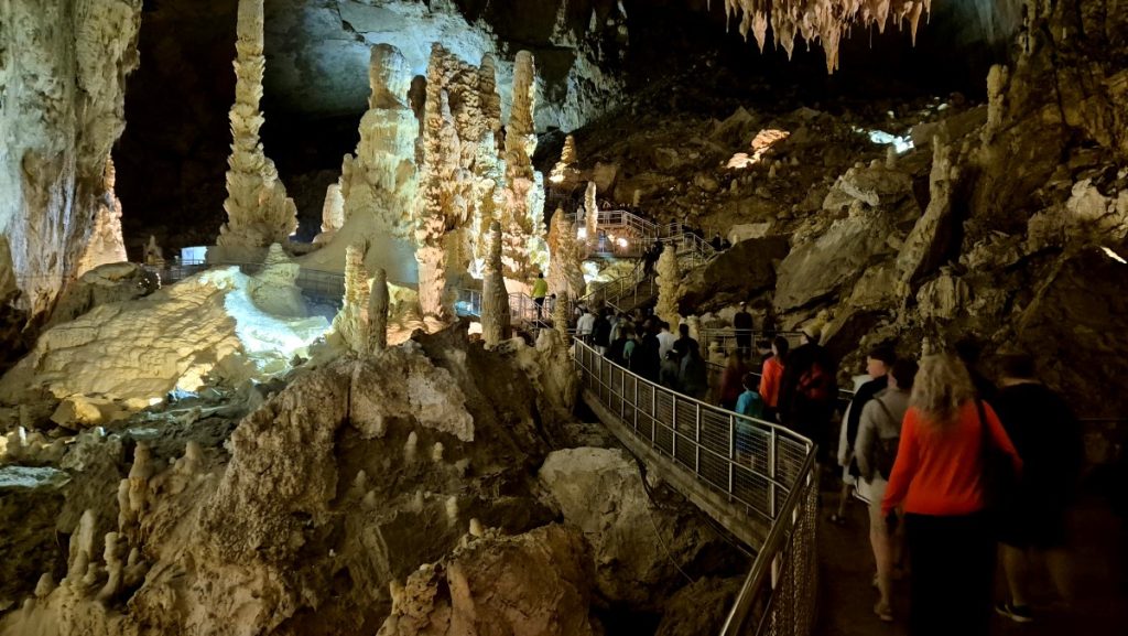 Durante la visita delle Grotte di Frasassi, foto Stefano Ardito