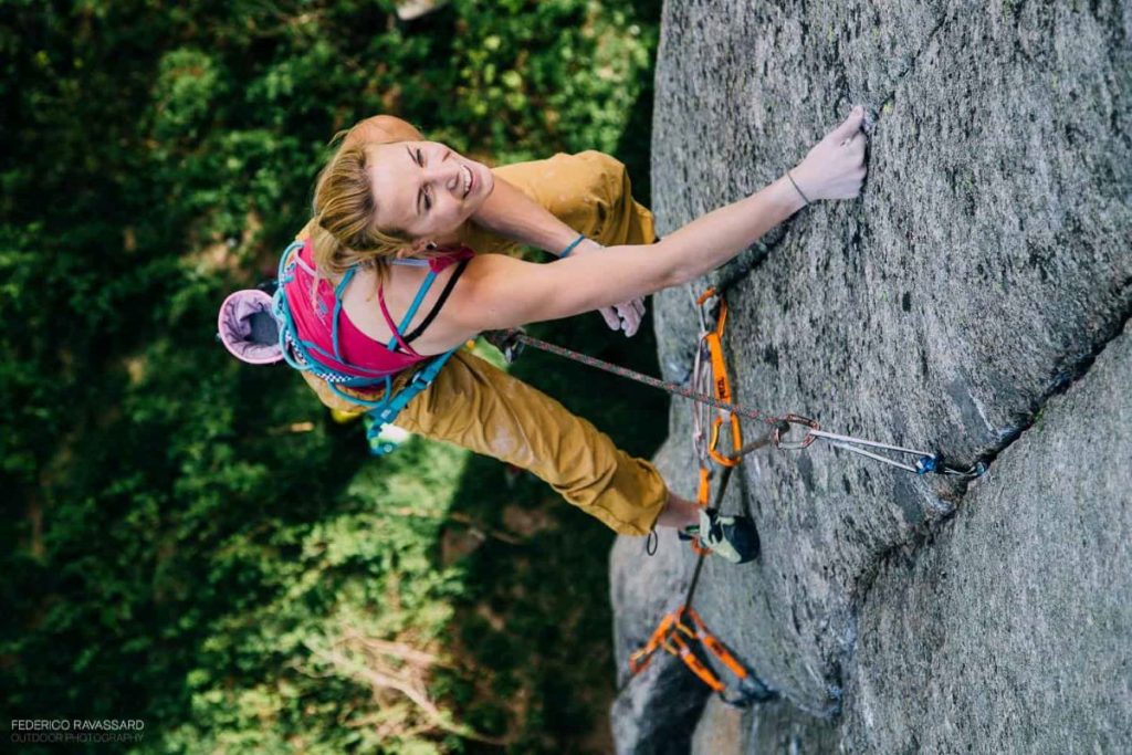 Federica Mingolla durante una salita trad. Foto Federico Ravassard