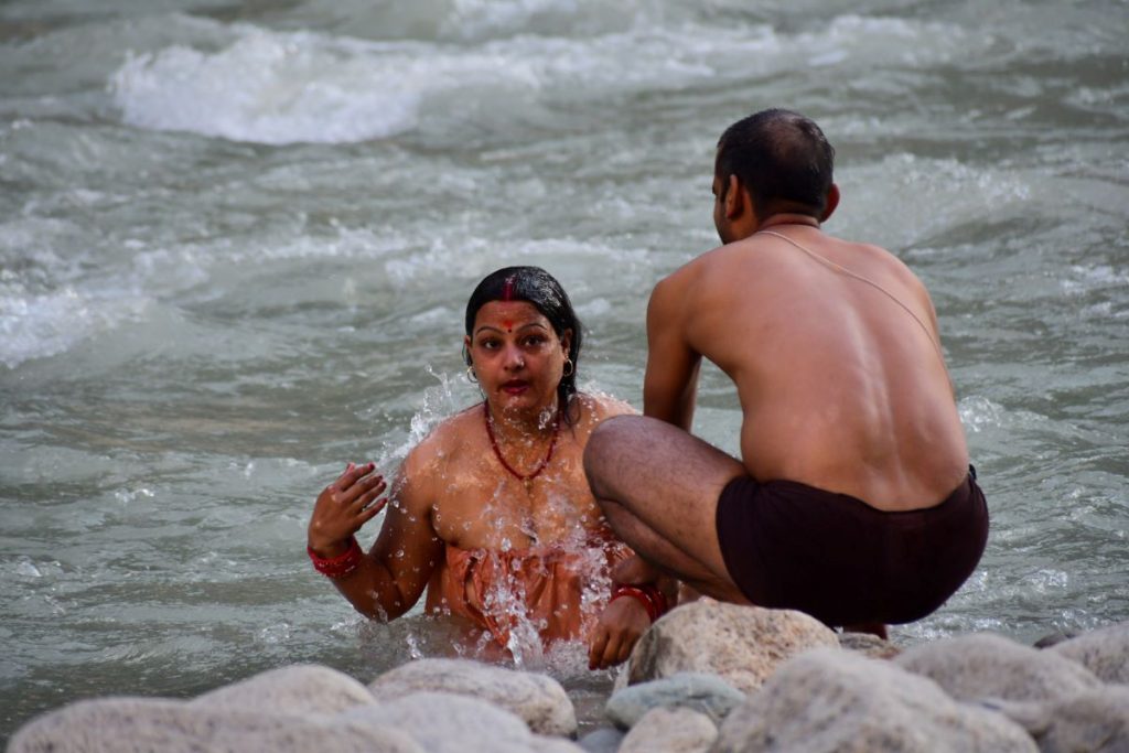 Gangotri, pellegrini si bagnano nel Gange, foto Stefano Ardito