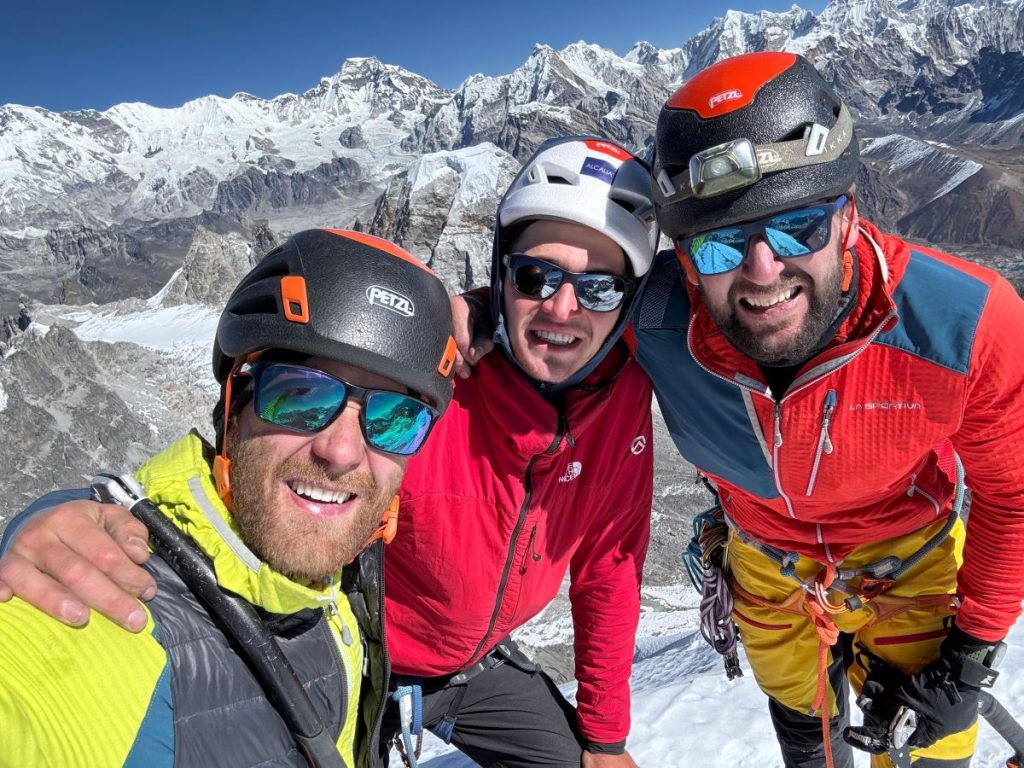 I tre alpinisti polacchi sulla vetta del Kiajo Ri. Foto Polski Himalaizm Sportowi