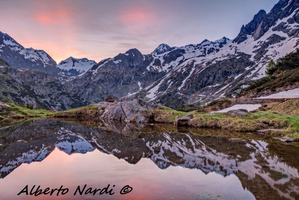 Il Monte Torena (2911 m), il Pizzo Strinato (2836 m), e il Monte Costone (2830 m) si riflettono nello stagno della Santella del Curò. Foto Alberto Nardi