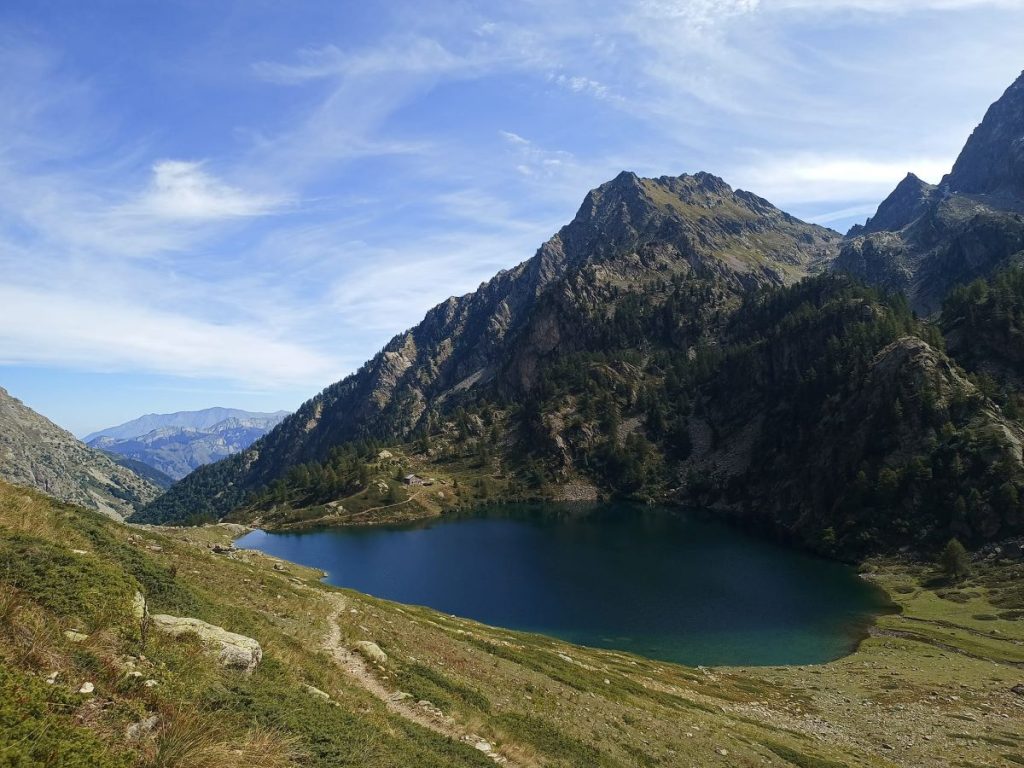 Il Lago Sottano, sulle cui acque si affaccia il rifugio Livio Bianco