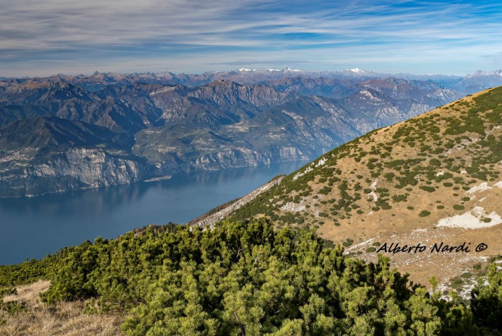 Il Lago di Garda dal passo Bocchetta del Coal Santo (1980 m). Sullo sfondo da SX il Cornone di Blumone (2843 m), l