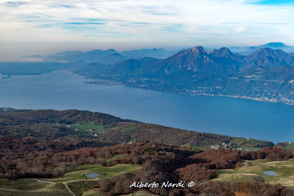 Il Lago di Garda visto dal sentiero. Foto Alberto Nardi