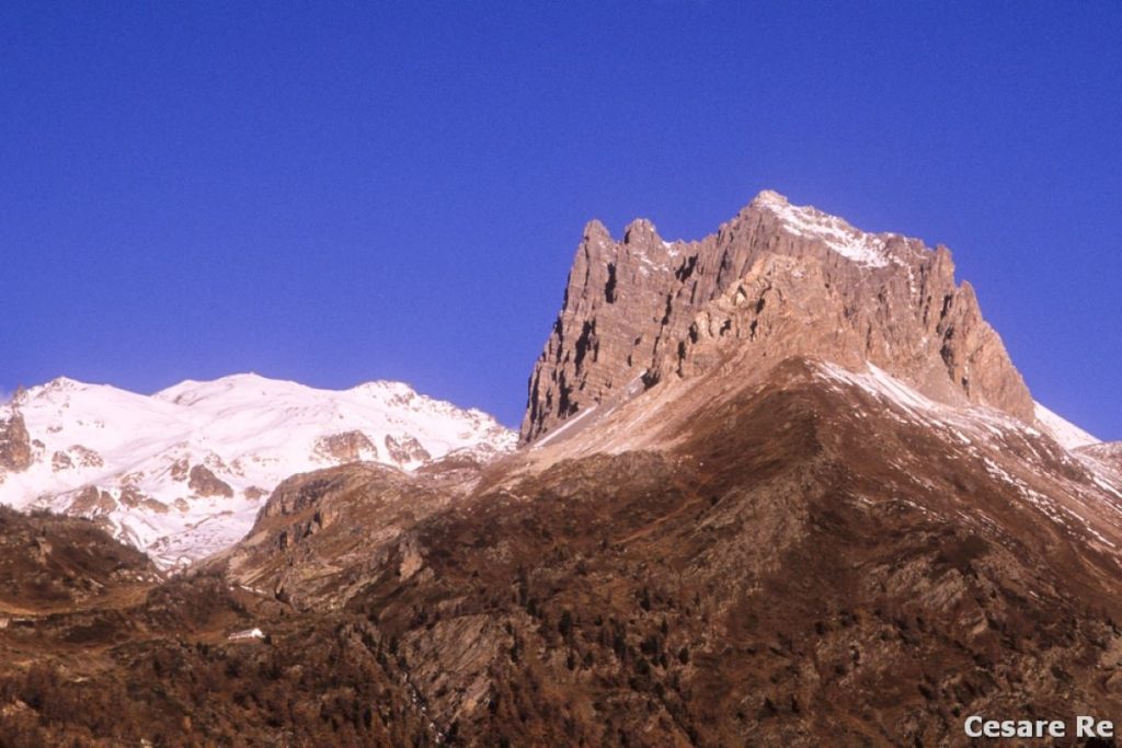 Il Monte Thabor, a sinistra, coperto di neve e il Grand Seru, a destra. Foto Cesare Re