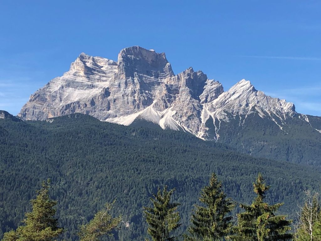 Il Pelmo come si vede dal villaggio. Foto Massimo Spampani