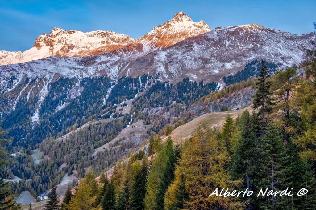 Il Piz Forbesch (3261 m), e il Piz Arblatsch (3202 m) visti dal sentiero. Foto Alberto Nardi