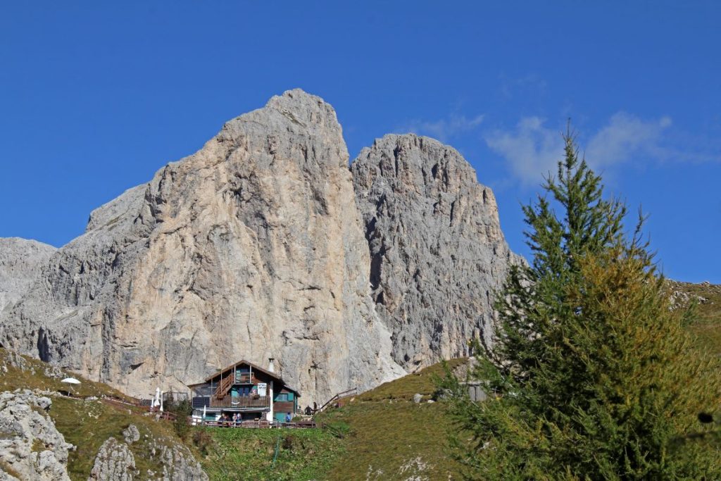 Il Rifugio Pederiva e le cime dei Mugoni e delle Cigolade @ AdobeStock