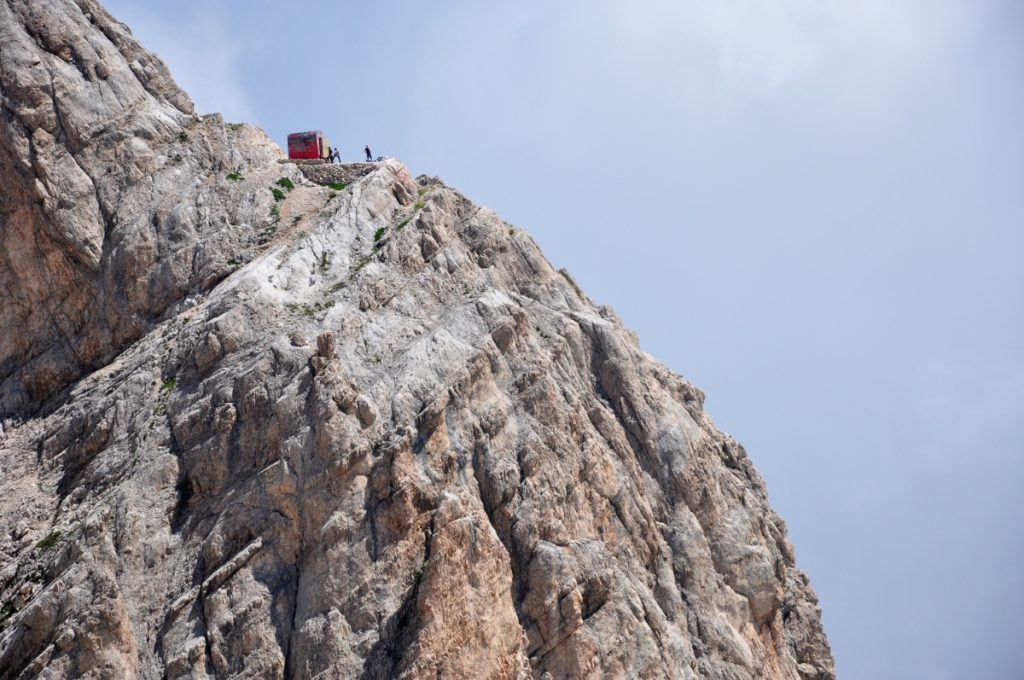Il bivacco Bafile dal sentiero di accesso, foto Stefano Ardito