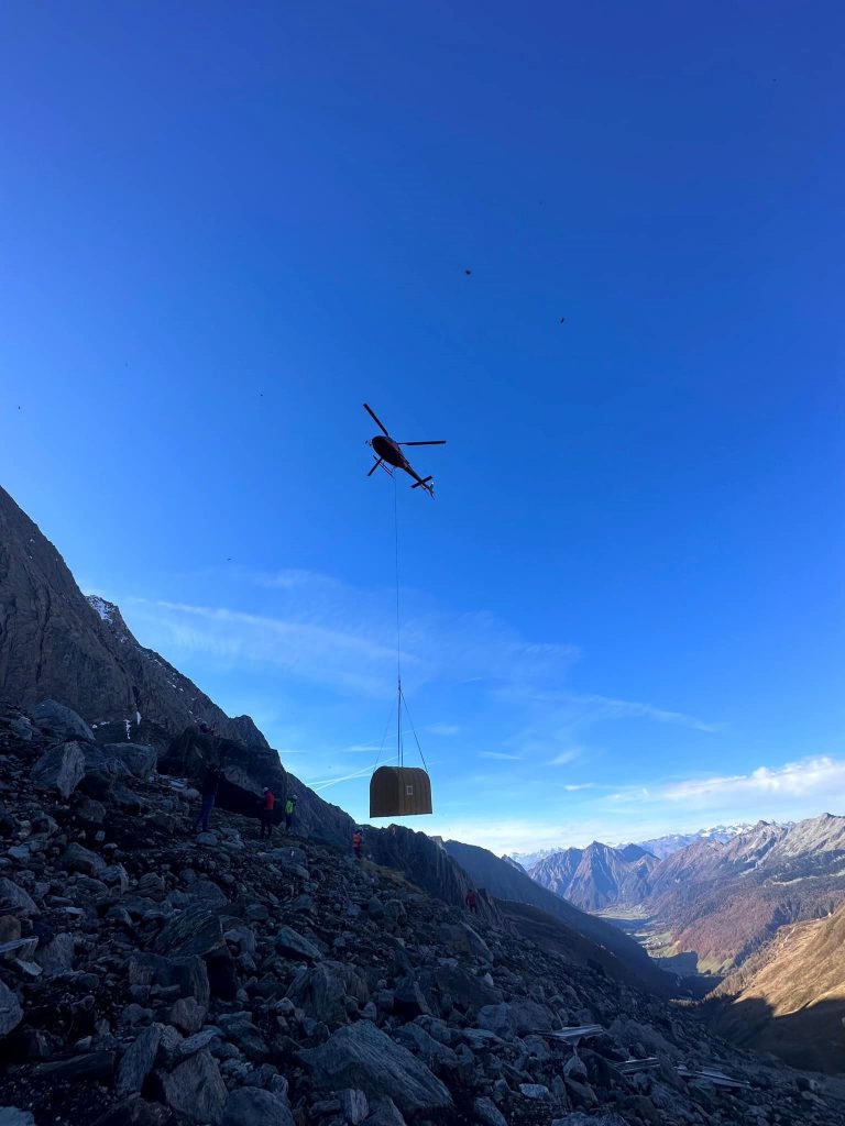 Il bivacco arriva nella nuova sede. @ CNSAS Vipiteno