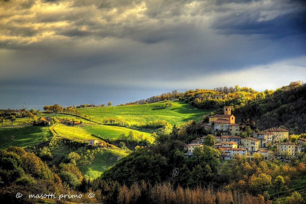 Il borgo medievale di Montecorone. Foto Primo Masotti