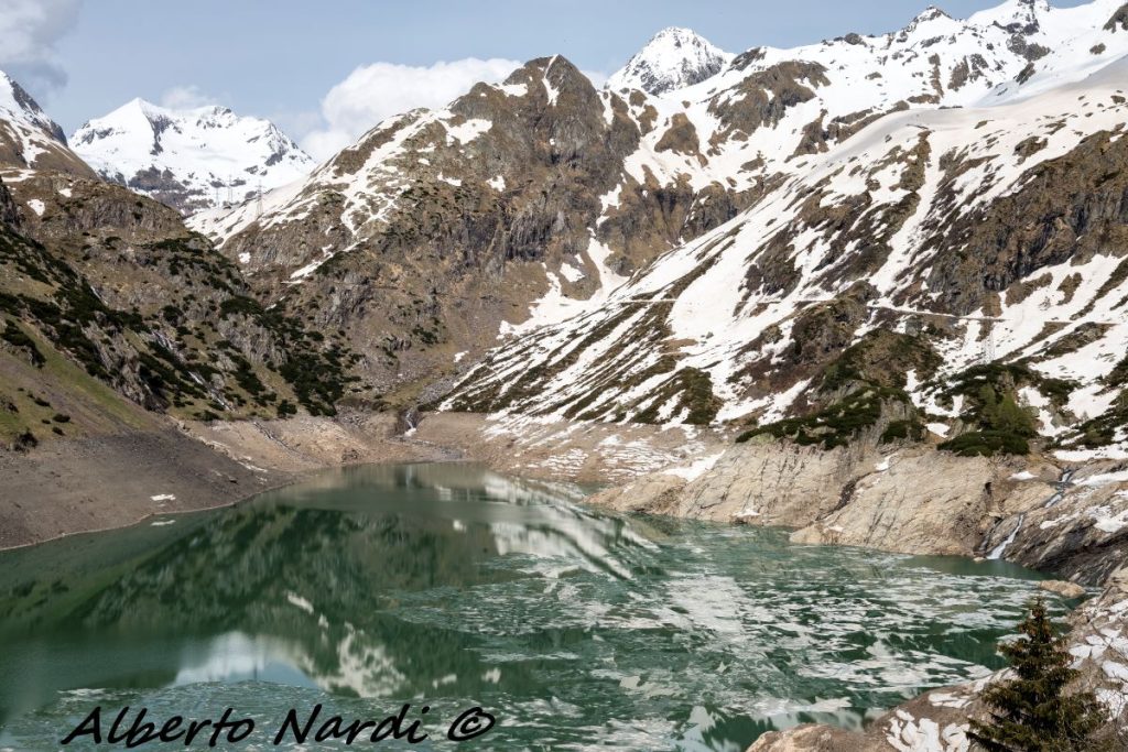 Il lago del Barbellino (1862 m). Sullo sfondo il Monte Torena (2911 m) e il Pizzo Strinato (2836 m). Foto Alberto Nardi