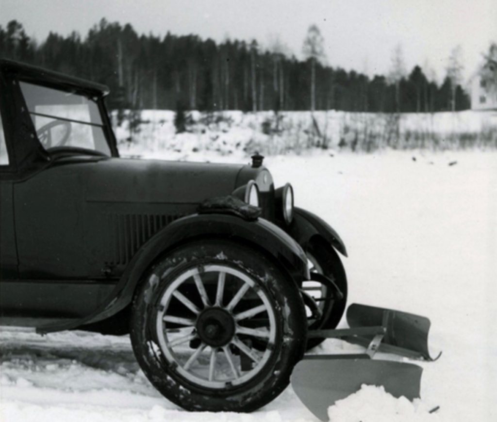 Il primo spazzaneve in Europa montato su un automobile nel 1923 ( da overaasen.no)