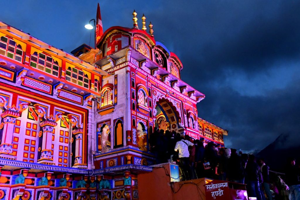 Il tempio di Badrinath dopo il tramonto, foto Stefano Ardito