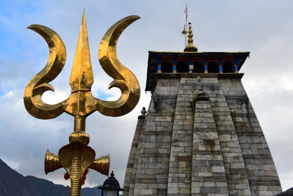 Il tempio di Kedarnath, in primo piano il tridente di Shiva, foto Stefano Ardito