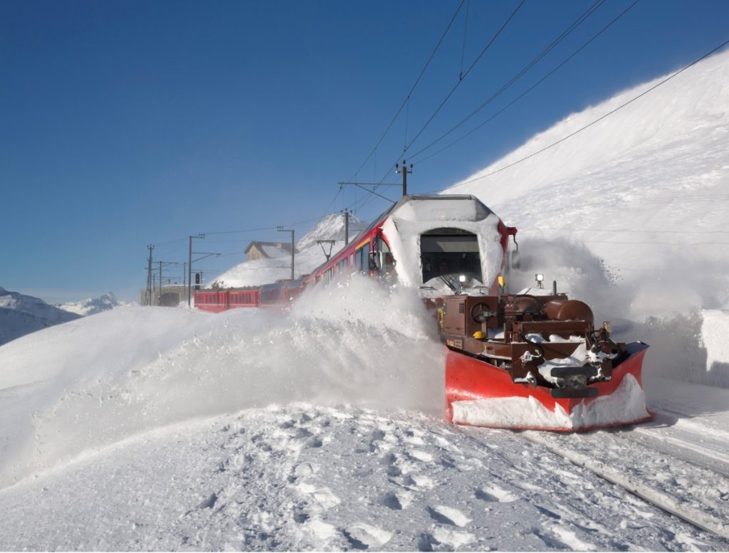 Il treno Bernina Express con montato davanti uno spazzaneve @ Wikipedia