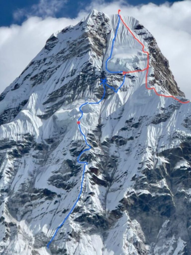 In blu la linea di salita dei due alpinisti ucraini. In rosso la via normale utilizzata per la discesa. Foto Ablovacky-Moroz