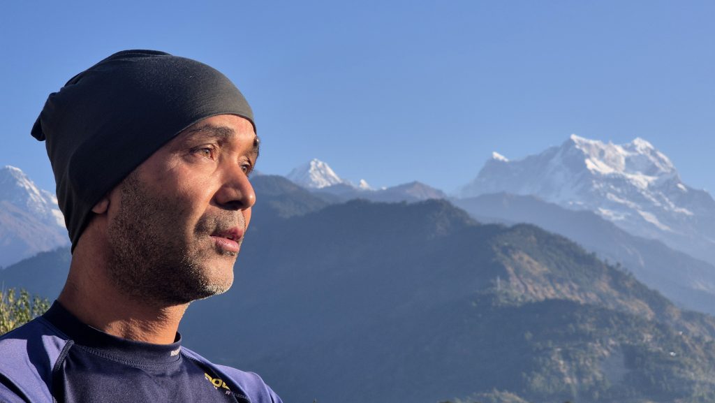 Kundan Singh Bisht, sullo sfondo il massiccio del Kedarnath, foto Stefano Ardito