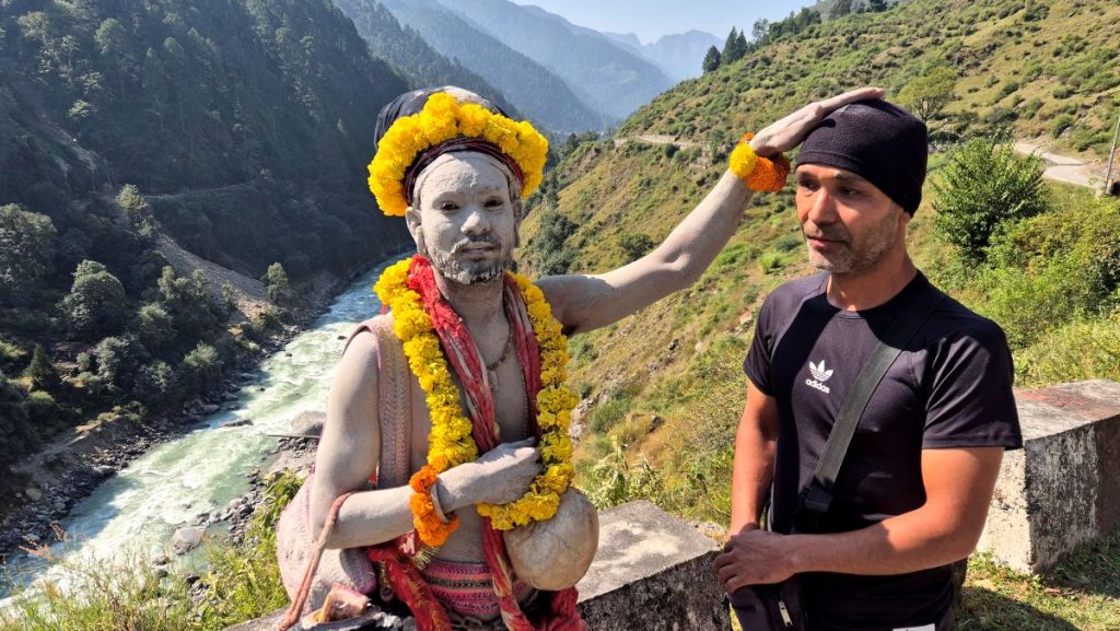 Kundan e un sadhu accanto alla strada per Gangotri