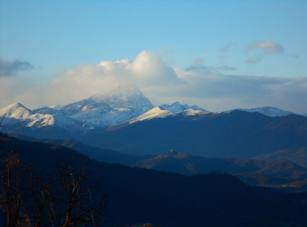 Lo sguardo spazia fino al Monviso. Foto Lorenzo Volpe