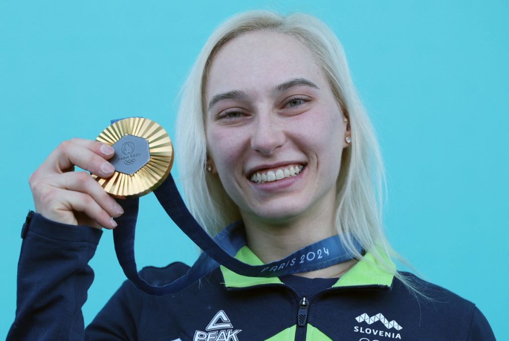 La Garnbret con la medaglia d