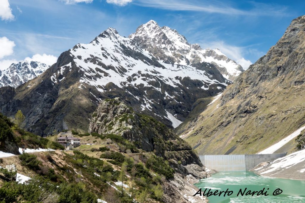 La diga che forma il Lago del Barbellino. A sinistra il Rifugio Curò, sullo sfondo il Pizzo Coca (3052 m). Foto Alberto Nardi