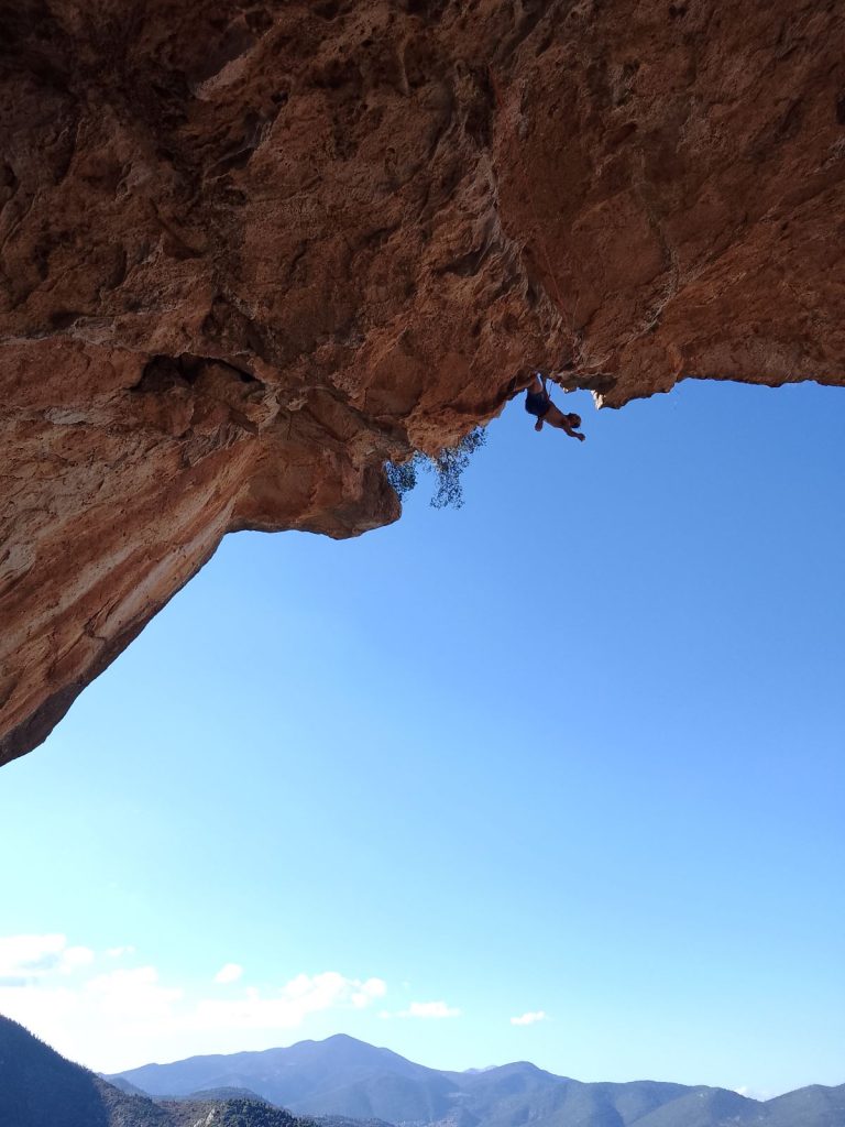 La falesia Nifada, nella vicina Leonidio. Foto Marco Zanchetta