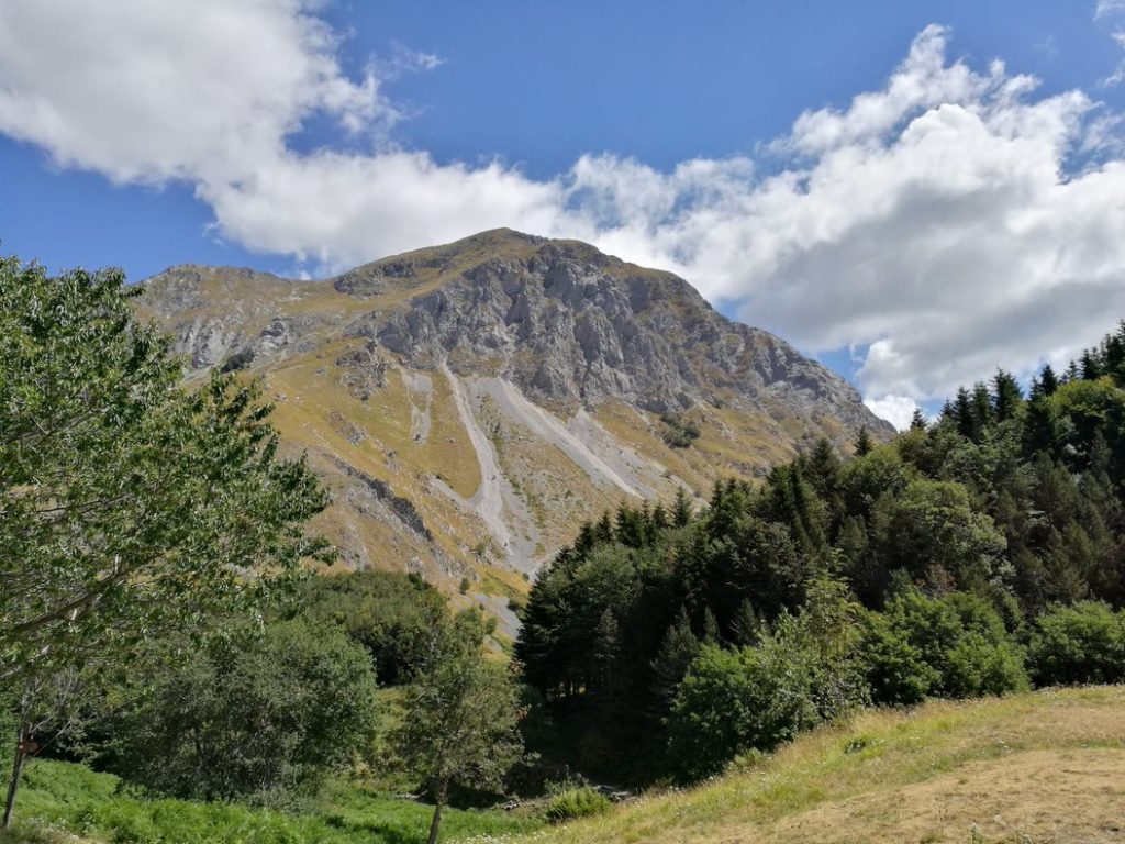 La vetta della Pania della Croce vista dalla Foce di Mosceta. Foto Ugo Pozzati