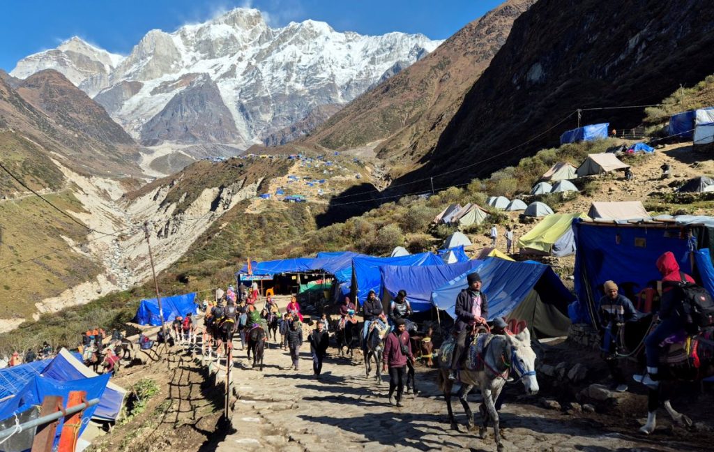 La via che sale a Kedarnath, foto Stefano Ardito