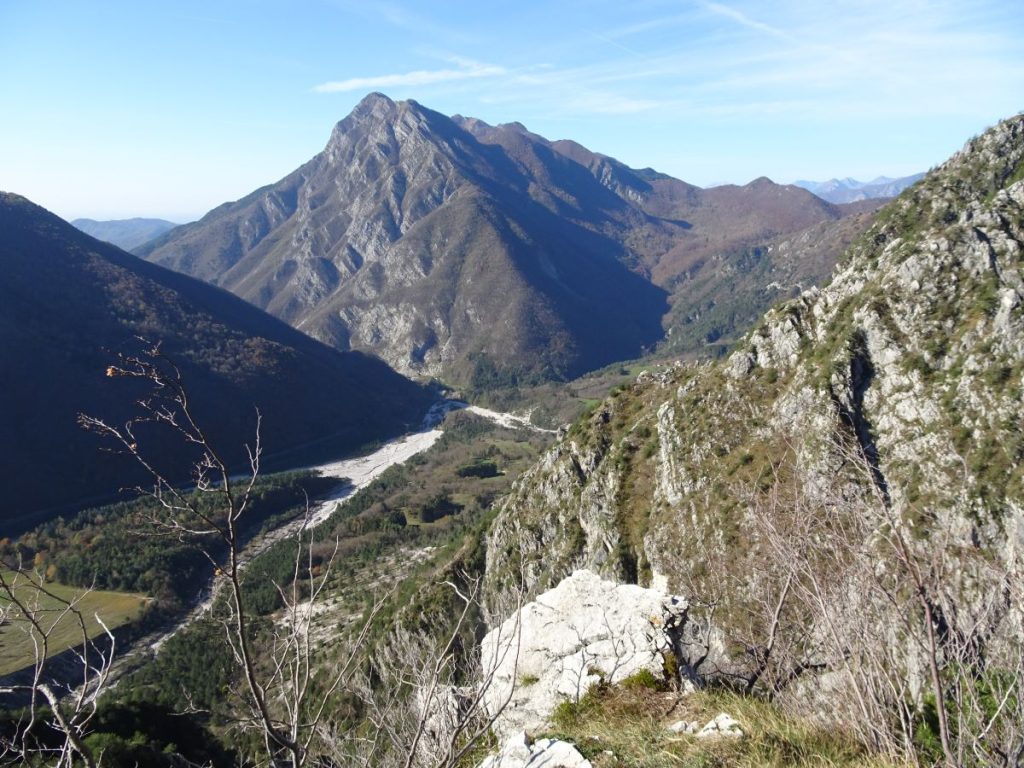 La vista dal sentiero che sale al Bivacco Brollo verso il torrente Mia @ Melania Lunazzi