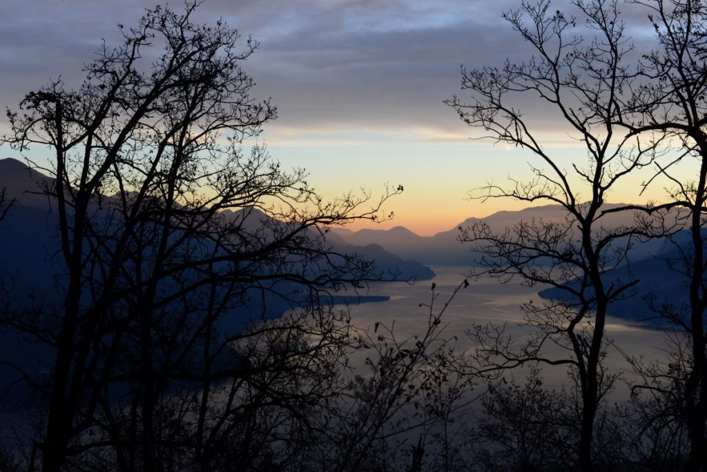 La vista sul lago dalla falesia Sasso Pelo, sopra Gravedona. Foto Marco Zanchetta