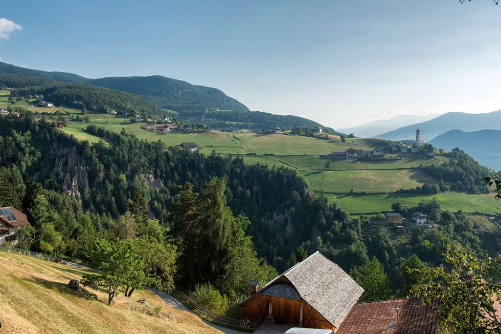 Le Piramidi di terra (qui seminascoste) si trovano vicino ai paesi dell