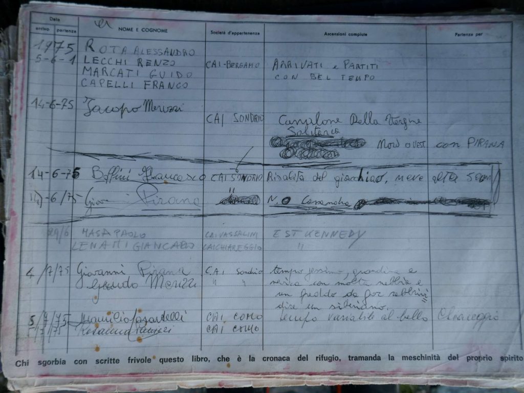 Le pagine sgualcite del libro dei visitatori, foto M. Comi