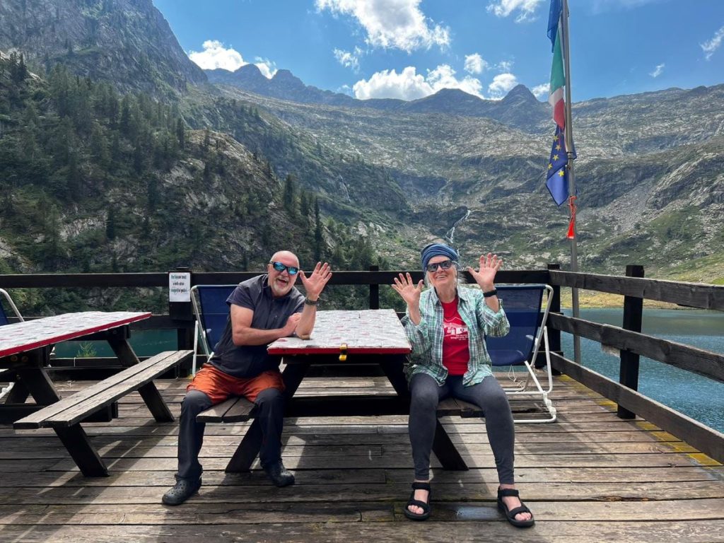 Livio Bertaina con Margit Petzold sulla terrazza del rifugio Livio Bianco