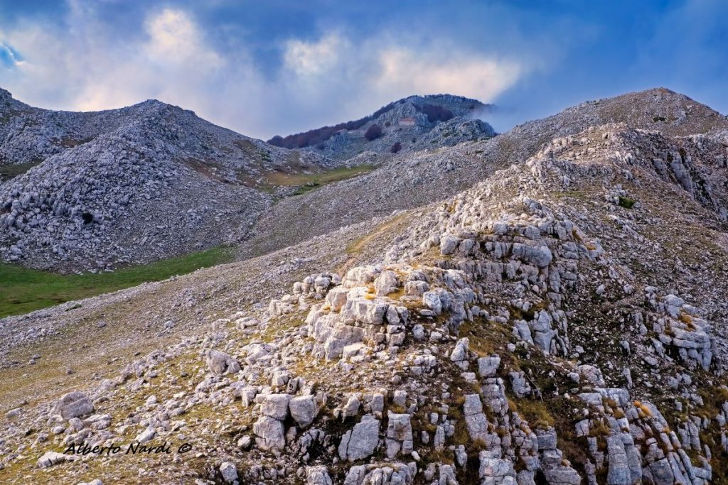 Monte Cervati (1899 m) e sullo sfondo il Santuario della Madonna della Neve avvolti dalle nubi. Foto Alberto Nardi