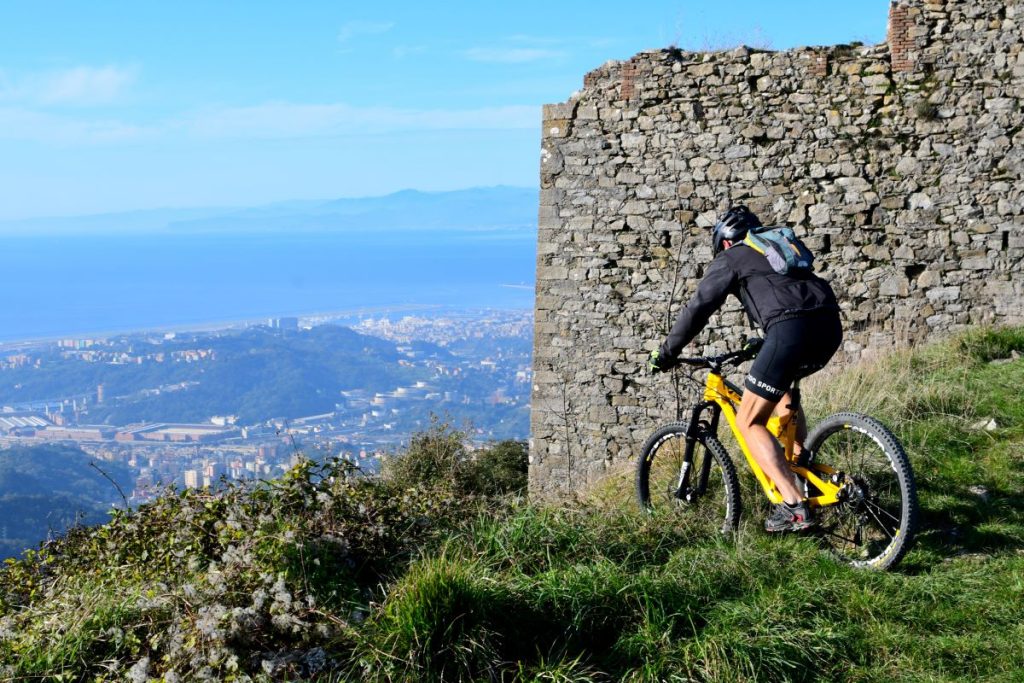 Mountain-bike al Forte Fratello Minore, foto Stefano Ardito