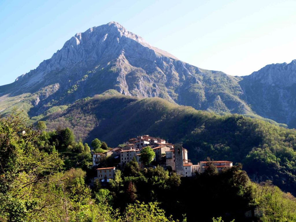 Pania della Croce e il paese di Pruno