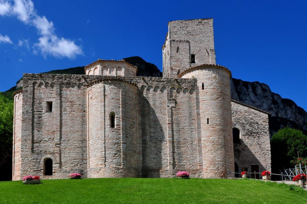 San Vittore delle Chiuse, foto Stefano Ardito