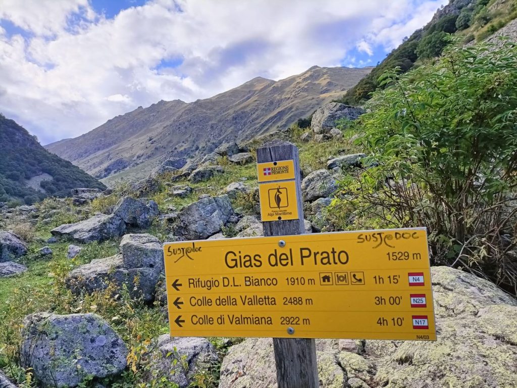 Segnavia lungo il sentiero di salita