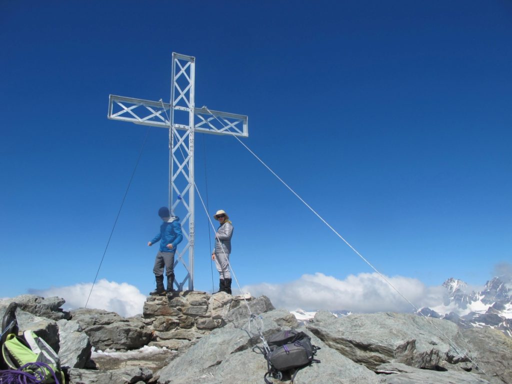 Segni, ometti, vessilli, croci, madonnine, campane. Foto M. Comi