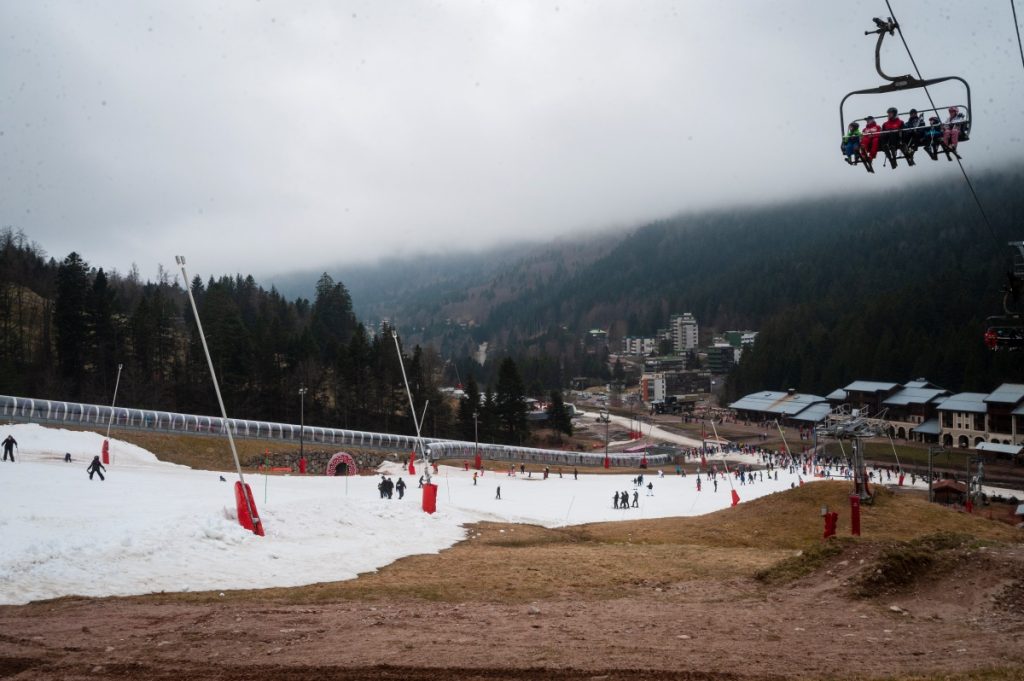 Strisce bianche in mezzo al nulla. Non il miglior biglietto da visita @ ANSA