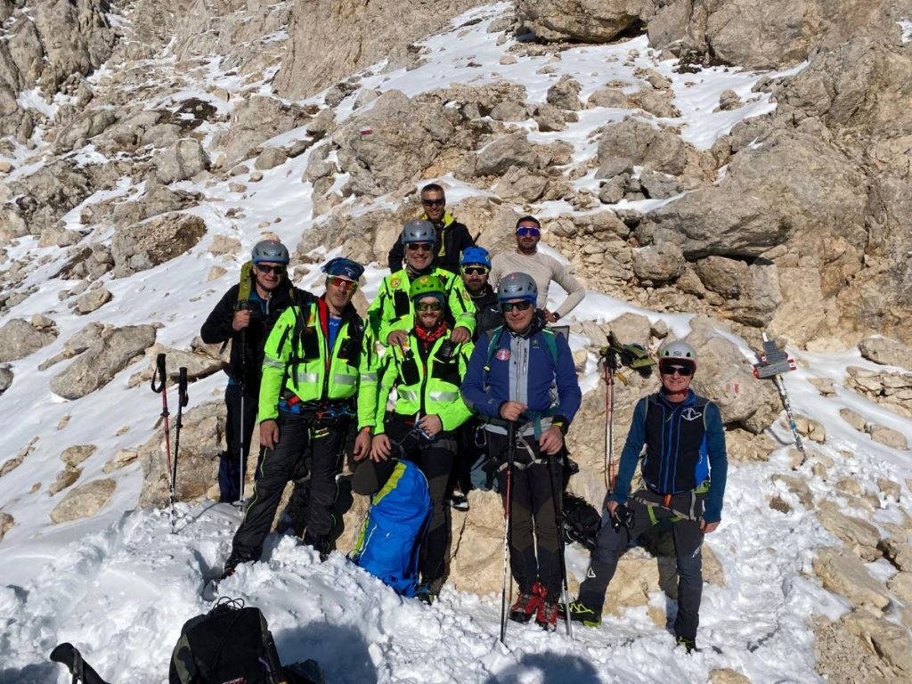 Sulla piazzola del Bafile dopo la rimozione del bivacco, foto CAI L