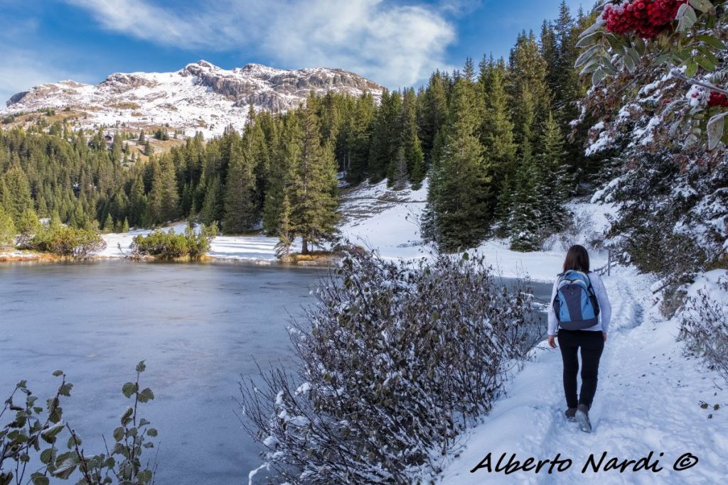 Sulle rive del Lai Neir. Foto Alberto Nardi