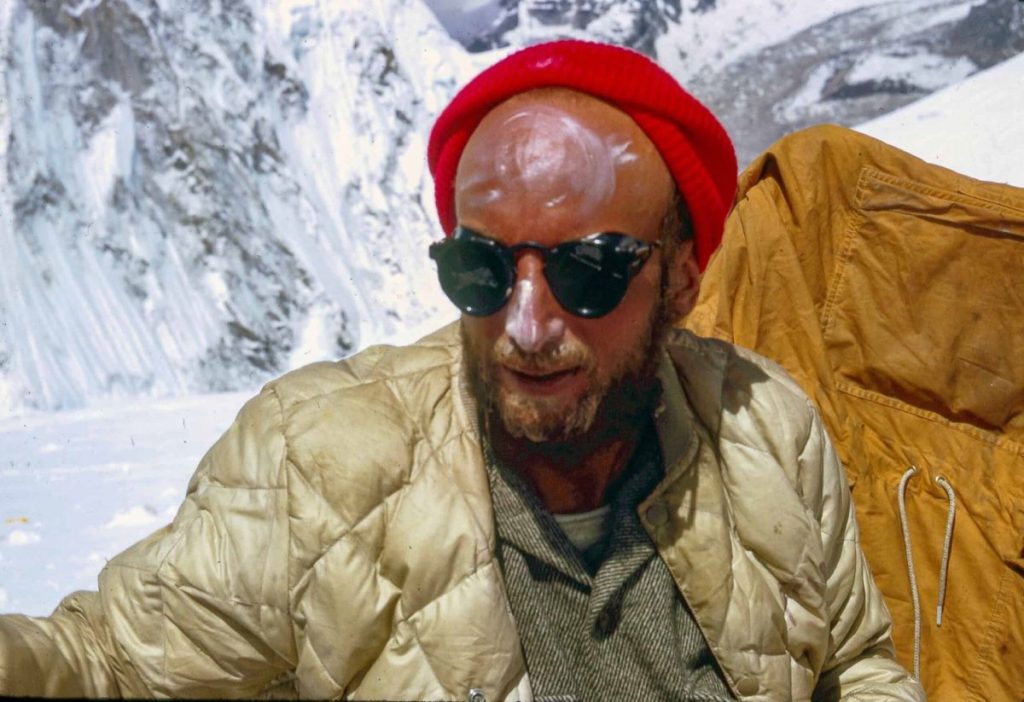 Tom Hornbein a un campo intermedio durante la salita sulla West Ridge dell